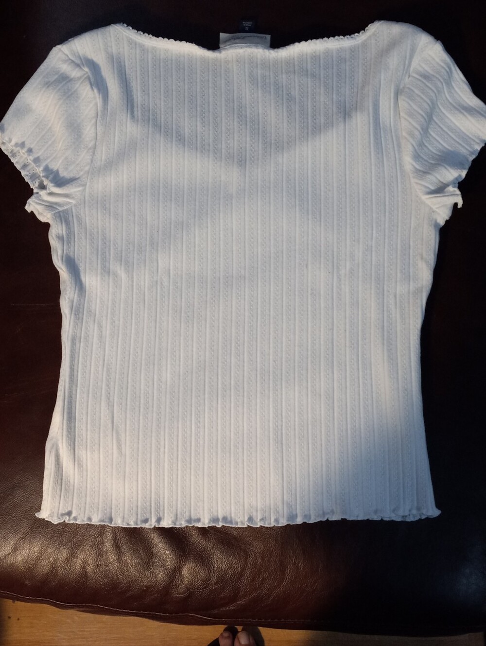 Universal Threads White Ribbed V-Neck Lettuce-Edge Tee - Picture 2 of 5